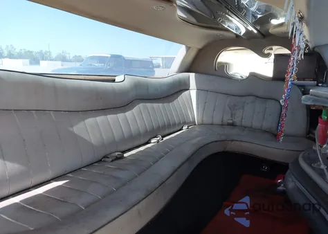 2001 Lincoln Town Car Executive from USA, damaged, VIN 1L1FM81W51Y642990